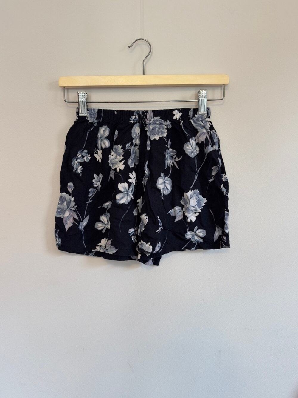 Urban Outfitter's Women's Shorts Size S | Urban Renewal Navy Floral Baggy
